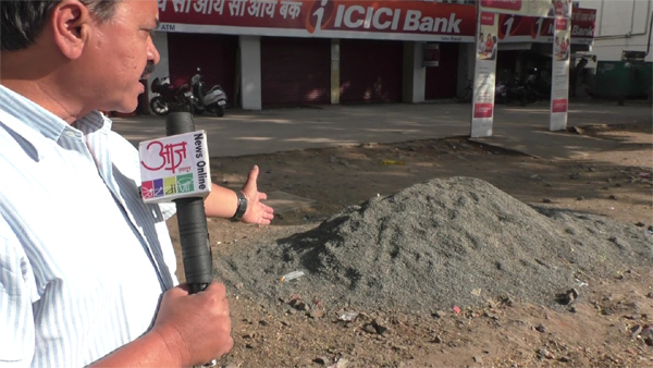 औसा मार्गाची दैना संपेना, खड्डे बुजेनात, काम अर्धवट, साहित्य पडून