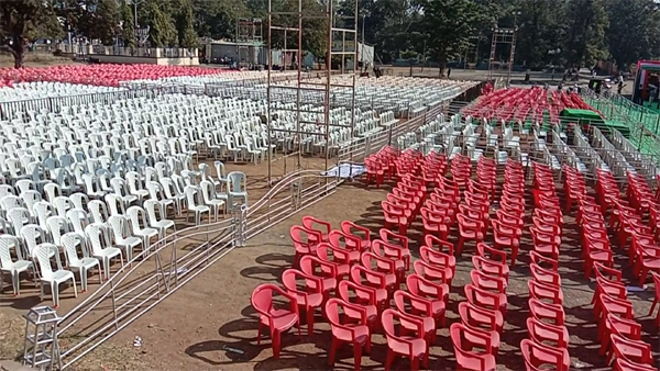 मंत्र्यांच्या सत्काराला टाऊन हॉल सजलं